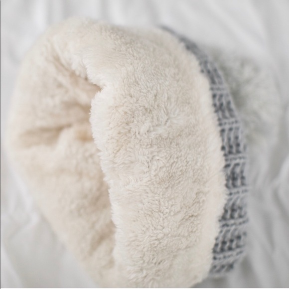 High Line Plush Lined Hat - Picture 5 of 6